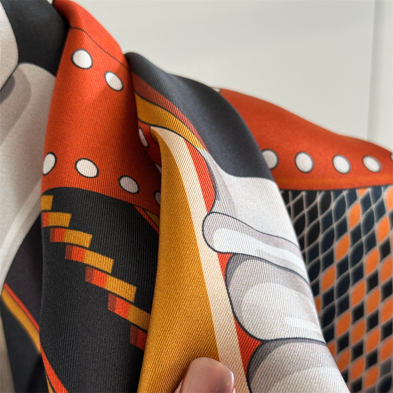 サドルプリントシルクスカーフ高級デザイナー手巻きエッジ大型シ - Travel Accessories Neck のレビューと価格